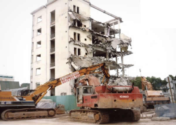 Phá dỡ công trình, nhà cửa